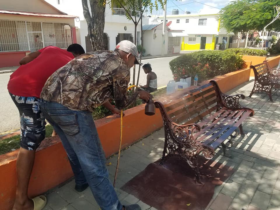 Alcaldía municipal le da mantenimiento a la plaza Sánchez.