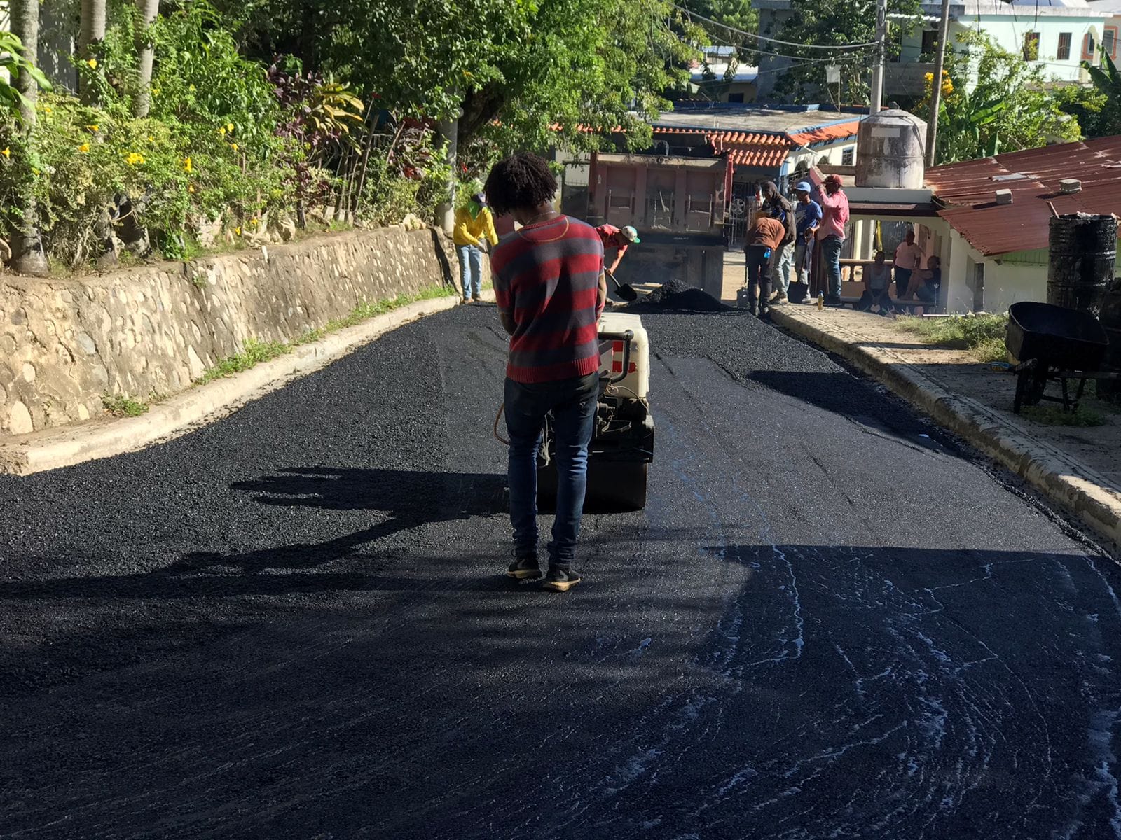 Alcaldía continua de los trabajos de bacheo y asfaltado en nuestro municipio junto al Ministerio de Obras Públicas.