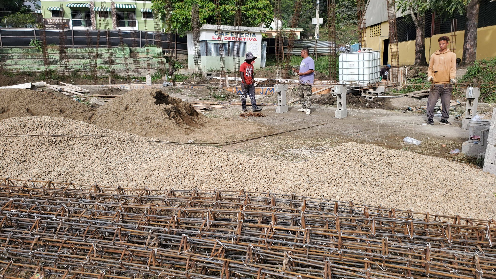 Ayuntamiento de Imbert Supervisa los trabajos de Construcción de nuestro esperado Play Municipal.