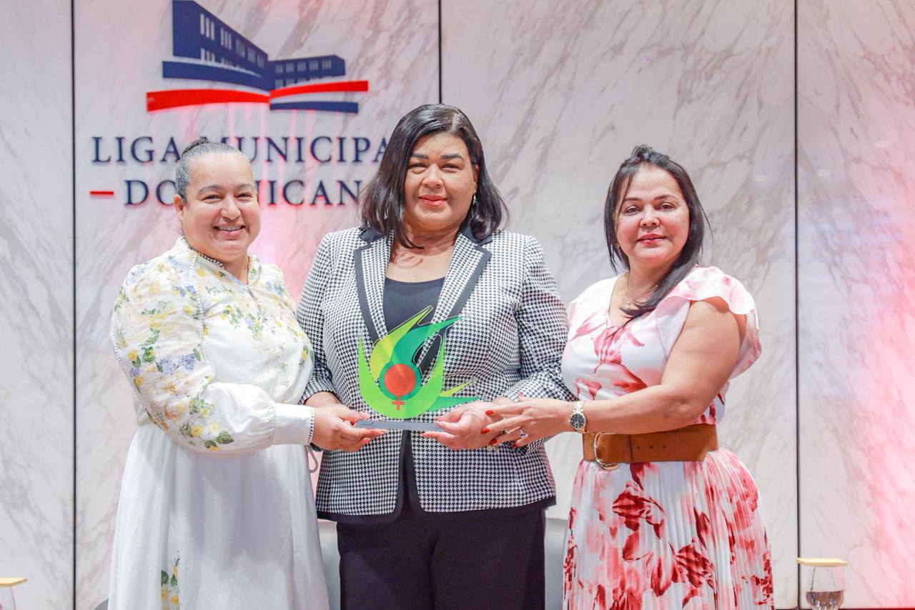 Alcaldesa María Elena Ramos Recibe con Profundo Agradecimiento, un  Reconocimiento en el marco del Día Internacional de la Mujer.
