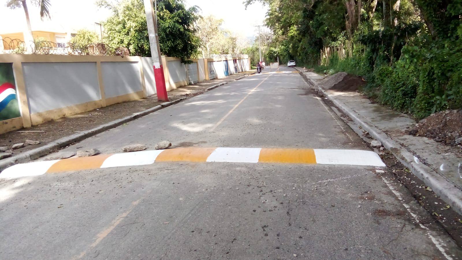 Ayuntamiento de Imbert construye obra del PPM 2026 reductores de velocidad frente al Liceo de Llanos de Pérez