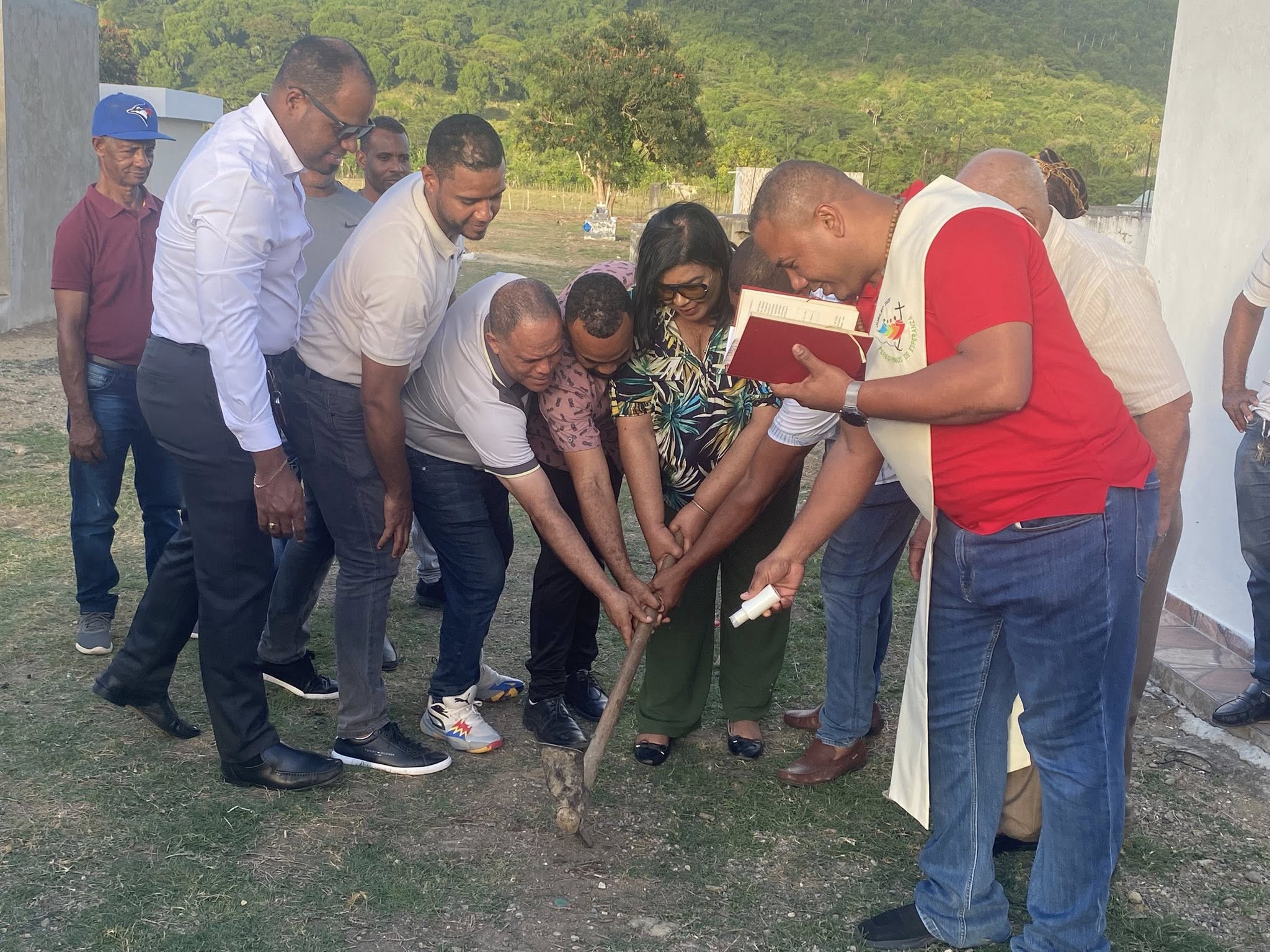 La Alcaldía Municipal de Imbert da el primer Picazo para la Construcción de la Verja Perimetral del Cementerio de la Comunidad de Pérez.