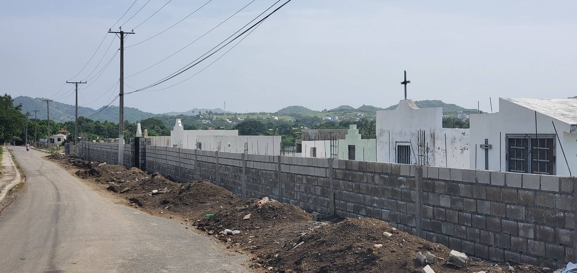 Alcaldía de Imbert, da cumplimento al Presupuesto Participativo, con la Construcción de verja frontal del Cementerio de la Comunidad de Llanos de Pérez.